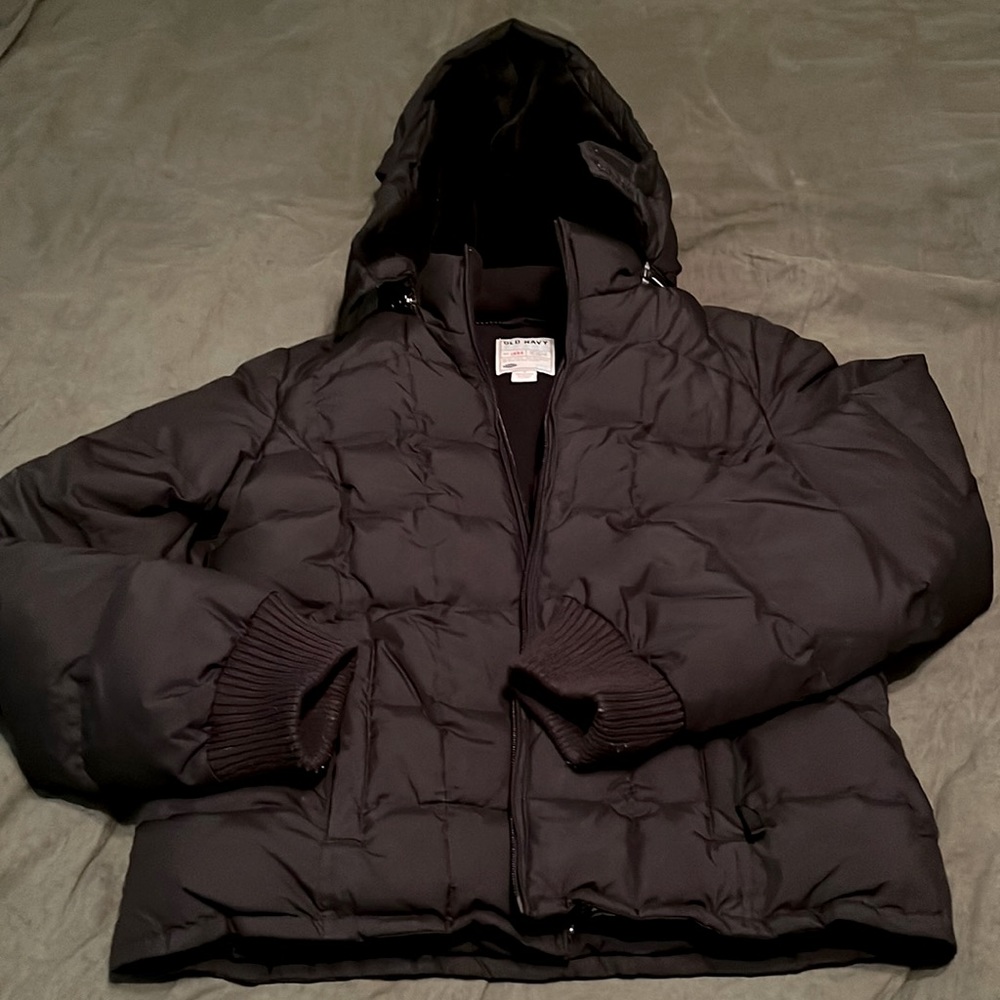 Black Old Navy puffer jacket with down